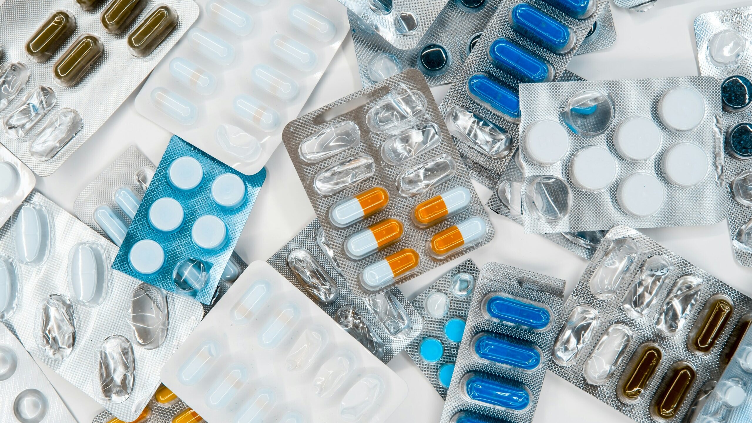 a pile of pills sitting next to each other on top of a table