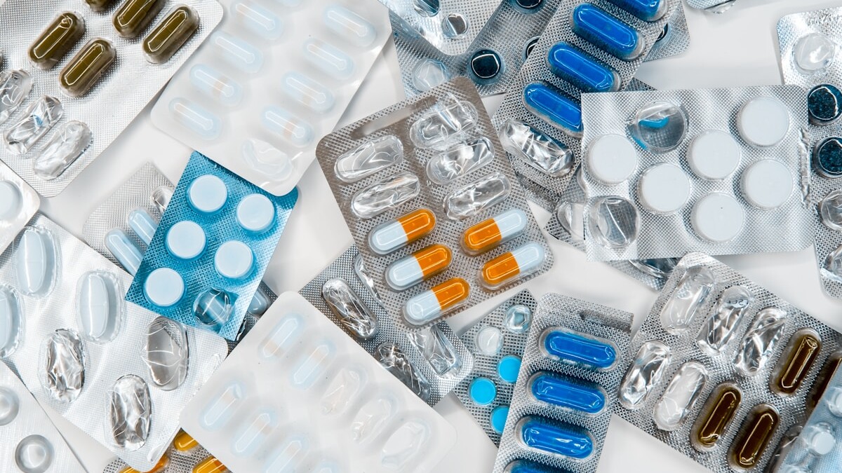 a pile of pills sitting next to each other on top of a table